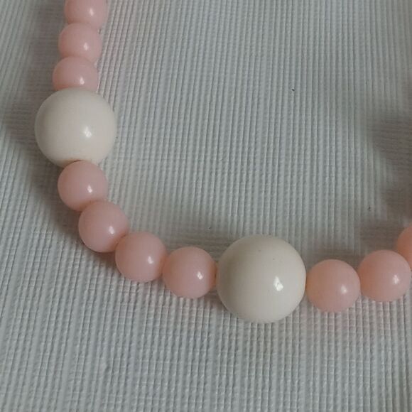 Vintage Trifari Crown Signed Pink & White Beaded Lightweight Fashion Necklace - Picture 4 of 9